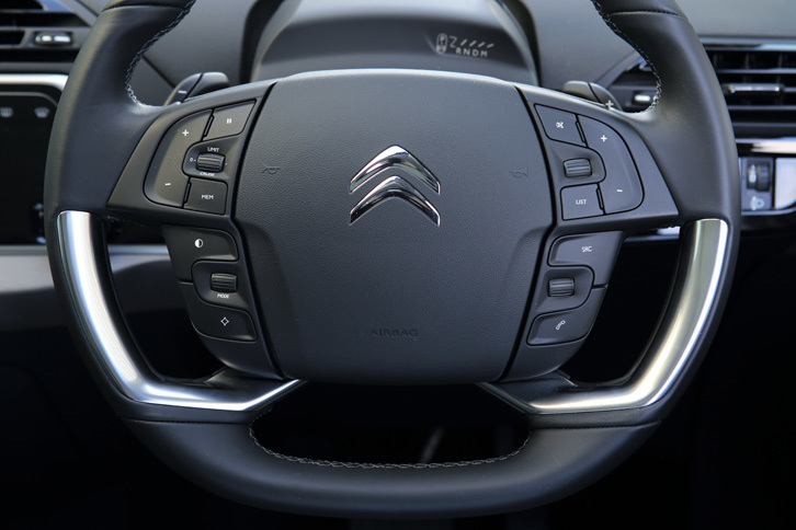 ステアリングホイールのパッド部周辺には、クルーズコントロールやカーオーディオなどのスイッチが並ぶ。