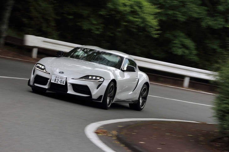 「RZ」（写真）と「SZ-R」の2グレードには、走行モードや路面状況に応じて足まわりの減衰力を最適に制御する「アダプティブバリアブルサスペンションシステム」が搭載される。