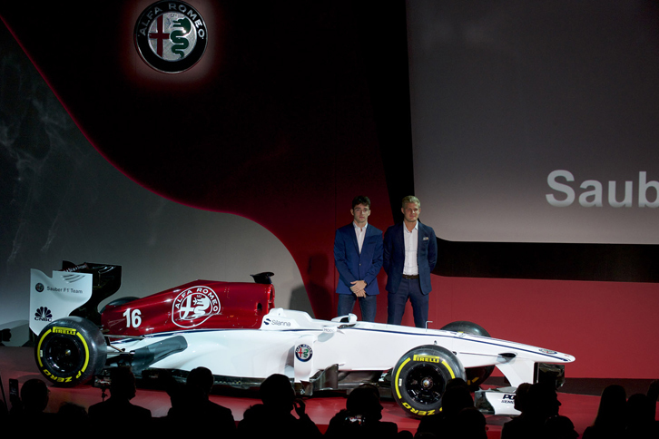 2017年12月2日、ミラノで開かれた発表会でお披露目された「アルファ・ロメオ・ザウバーF1チーム」の来季向けカラーリングイメージ。フェラーリの最新型パワーユニットがおさまる予定のカウルには、大きなアルファのエンブレムがあしらわれている。2018年のドライバーは、チームと深い関係を持つといわれるマーカス・エリクソン（写真右）と、今季F2チャンピオンとなったシャルル・ルクレール（同左）という布陣。フェラーリはイタリア人アントニオ・ジョビナッツィも強く推したようだが、結果エリクソンが残留、ジョビナッツィはサードドライバーに。このあたりにザウバーとフェラーリの駆け引きの跡が見て取れる。（Photo=Sauber）