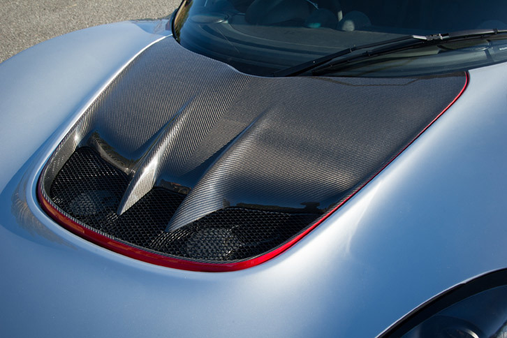 フロントまわりに収納スペースはなく、カーボン製のアクセスパネルの下には、ステアリング機構やラジエーターなどが収まっている。