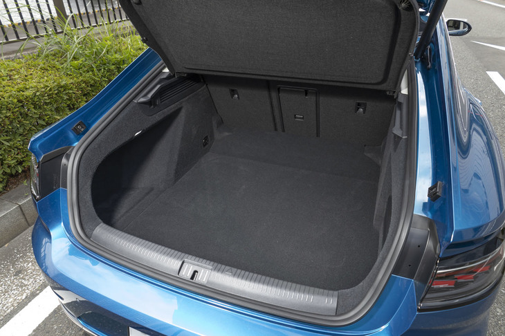 荷室容量は5人乗車時で563リッター。ハッチバックなのでテールゲートの開口部も広く、かさばる荷物の積載も容易だ。