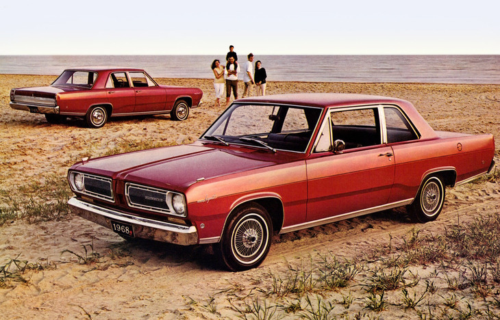 1968年「プリムス・バリアント」。当時のプリムスの最小モデルで、手前が2ドアセダンで奥が4ドアセダン。コンパクト級といえどもボディーサイズは全長4.8m弱、全幅1.8m。