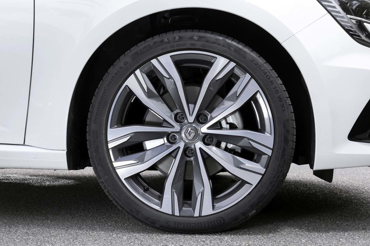 「HIGHTEK」と呼ばれるデザインの18インチアルミホイール。タイヤはコンチネンタルの「プレミアムコンタクト6」が組み合わされていた。