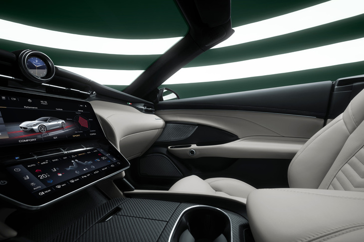 「アイスカラー」のフルグレインレザー仕上げとされた「グランカブリオ」のインテリア。