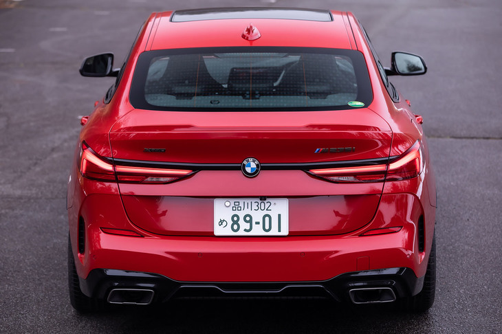 L字型をモチーフとしたリアコンビネーションランプのデザインも、最新のBMW各車に共通するもの。姉妹車である「1シリーズ」よりも、天地の高さが抑えられた薄型形状に仕立てられた。