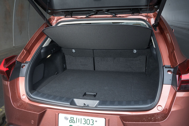 4WDモデルの荷室容量は268リッター。一応「LBX」の4WD車（253リッター）には勝っているが、FF車（330リッター）にはだいぶ差をつけられている。