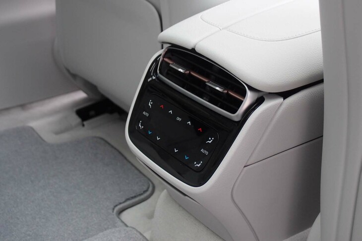 メルセデスAMG EQE53 4MATIC＋（リア用のエアコン吹き出し口）