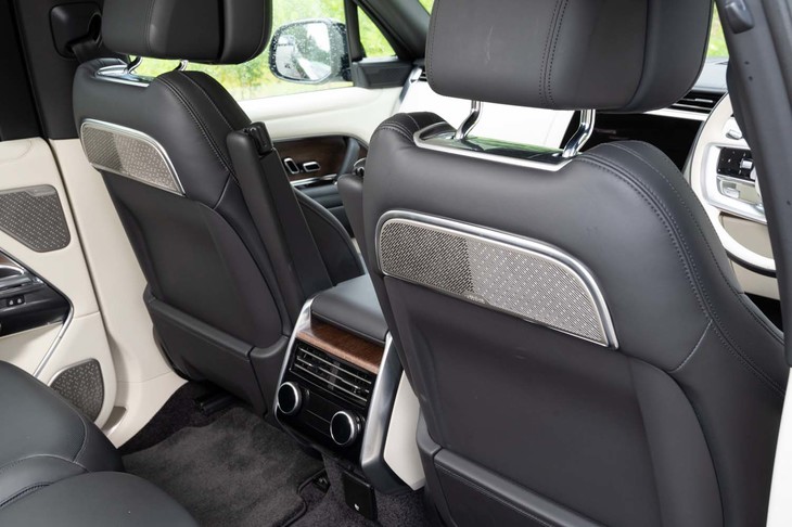 前席のシートバックの背面とドアの上下にレイアウトされた大型スピーカー。とにかく贅（ぜい）を尽くした仕立てだ。