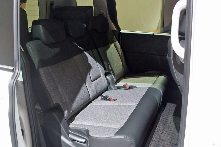 「フリード エアー」のFF車に設定される7人乗り仕様の2列目シート。ベンチシートは、オムツ替えなどの際にフラットな空間がほしいという人に選ばれているという。