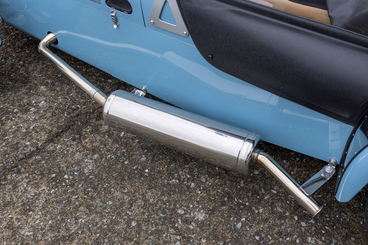 マフラーは従来型と同じく左からのサイド出し。走った後はチリチリになるので、助手席に乗るとき、人を乗せるときは注意しよう。