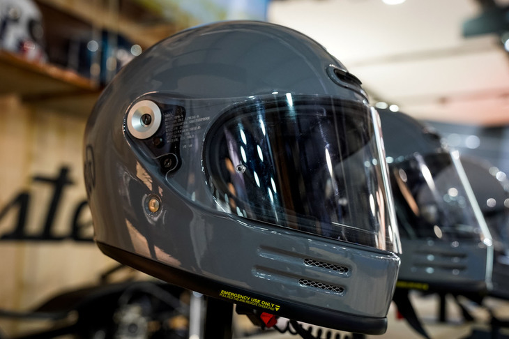 ヘルメットブランドのSHOEI（ショーエイ）は、クラシカルなスタイルの新型フルフェイスヘルメット「グラムスター」を発表した。2018年に国内販売がスタートした、ネオクラシックなオフロードタイプヘルメット「EX-ZERO」の兄弟モデルといえる。インナーバイザータイプのEX-ZEROに対し、グラムスターは一般的な開閉シールドを採用。しかしその開閉機構まわりをコンパクトに、そしてクラシカルに仕上げている。