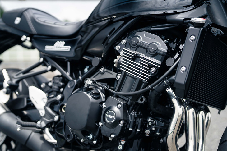 エンジンは排気量948ccの水冷4ストローク直4 DOHCで、最高出力が111PS/8500rpmから116PS/9300rpmへと向上。トルクも98N･mというピーク値はそのままに、その発生回転数が6500rpmから7700rpmへと引き上げられており、より高回転型のキャラクターとなった。