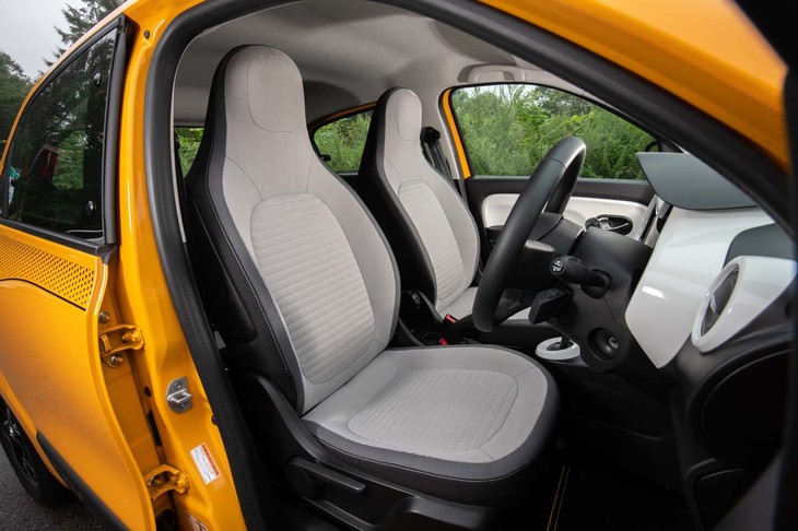 シンプルな形状ながらもホールド性能に優れたフロントシート。