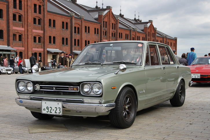 「日産スカイライン2000GT-R」。プロトタイプレーシング「R380」用をベースに量産化した2リッター直6 DOHC 24バルブのS20型エンジンを積んで1969年にデビューした、最初期型GT-R（型式名PGC10）。GT-R伝説の原点。