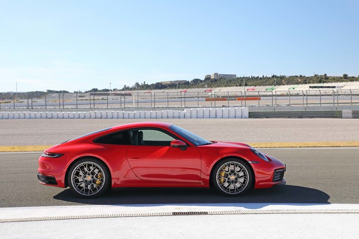 ホイールベース長をそのままに、全長は先代モデルに比べ20mm長くなっている。ホイールアーチも拡大されており、そこには前：20インチ、後ろ：21インチの前後異径ホイールが収まる。タイヤサイズは両グレードとも共通の前：245/35ZR20、後ろ：305/30ZR21となる。