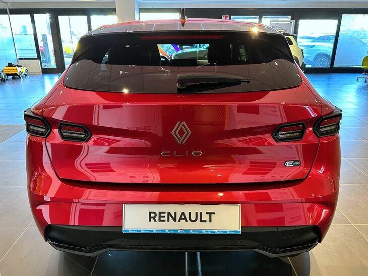 リアエンドは「アルファ・ロメオ・ジュニア」にみられるように、新時代のコーダ・トロンカが試みられている。