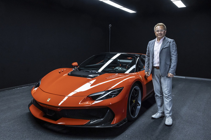 「296スペチアーレA」と筆者。フェラーリのモータースポーツ活動の結晶ともいえる特別な跳ね馬を前に、その走りへの期待は高まるばかりだ。