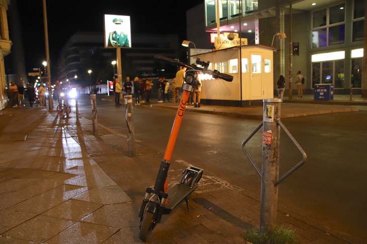 ベルリン随一の観光スポット、ブランデンブルク門にて。