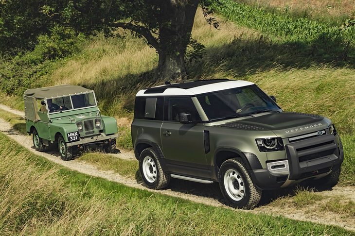 いよいよ登場した新型「ランドローバー・ディフェンダー」（右）と、ご先祖様にあたる「ランドローバー・シリーズI」（左）。