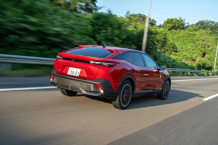 足まわりはフロントがストラットでリアがトーションビーム。減衰力固定式のコンベンショナルなサスペンションだが、乗り心地はスムーズ。