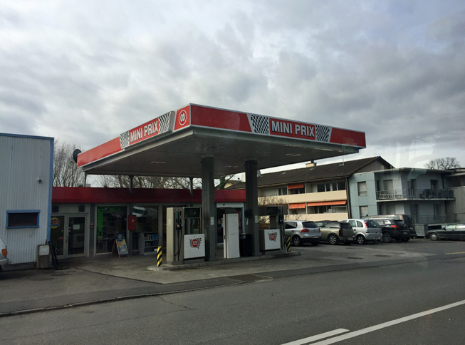 ショー会場近くのガソリンスタンド。かつてはメジャー系だったが、気がつけば新興ディスカウント系にくら替えしていた。スイスでも「給油所の大手離れ」が進んでいる。