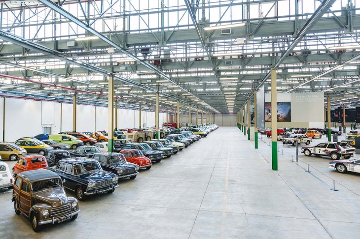 テーマ展示を囲むように並べられた展示車両。1万5000平方メートルという広大なスペースにもかかわらず、クルマとクルマの間にはヒトがひとり通れる程度の隙間しかない。フィアットは創業120年、ランチアは113年、アルファロメオは110年、アバルトは70年。実に多くの自動車を世に送り出したことを実感する。
