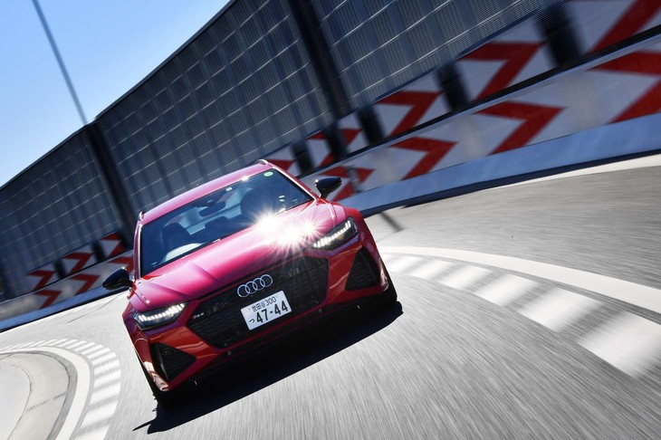 足まわりには、スポーティーなチューニングを施した「RSアダプティブエアサスペンション」を採用。走行状況に応じて4輪それぞれの減衰力を瞬時に最適化させる。4輪操舵システムも備わる。