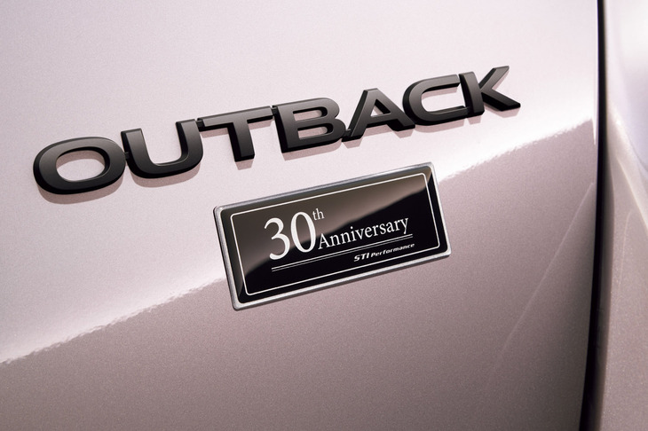 「レガシィ アウトバック30thアニバーサリー」は、販売台数が500台の限定となる。2024年10月24日～11月10日に全国の販売店で行われた抽選申し込みには、約3200人がエントリー。すでに倍率6.4倍の狭き門をくぐり抜けた幸運な当選者が決定している。同モデルのリアには専用の記念オーナメントが装着される。