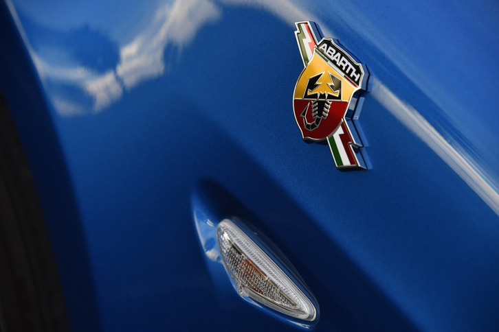 ボディーの各所を飾るサソリのエンブレム。現在ではフィアットの高性能スポーツブランドとなっているアバルトだが、かつてはシムカやアウトビアンキのチューニングも手がける名門チューナーとして名をはせていた。