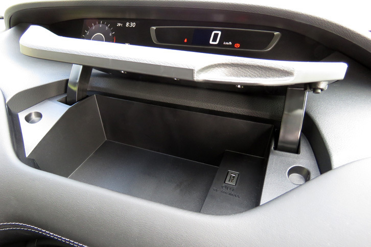 運転席のメーター手前にも収納スペースが備わる。