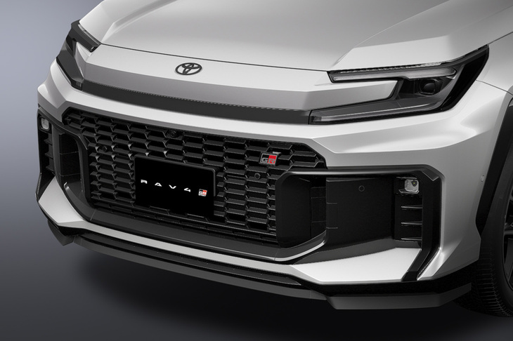 風洞試験を重ねてつくり込んだというエアロパーツが採用される「RAV4 GRスポーツ（PHEV）」のフロントフェイス。