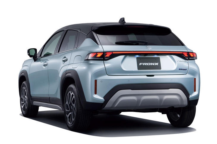 「スズキ・フロンクス」は、「扱いやすいクーペスタイルSUV」をコンセプトとしたコンパクトモデル。ボディーサイズは全長×全幅×全高＝3995×1765×1550mmとなる。リアビューでは、シャープで先進的なイメージを表現したという横一文字のテールランプが目を引く。