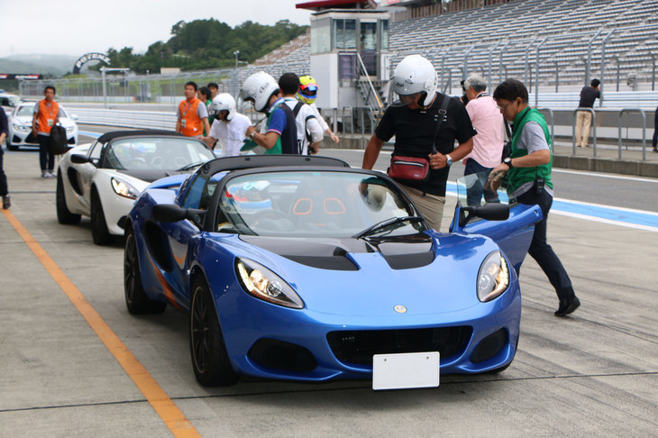 抽選により体験者が選ばれたサーキットタクシーは、富士スピードウェイのレーシングコースを2周できるというもの。プロドライバーが操る最新ロータス車の実力を助手席で体験できるとあって、乗車後の参加者たちは大興奮の様子だった。