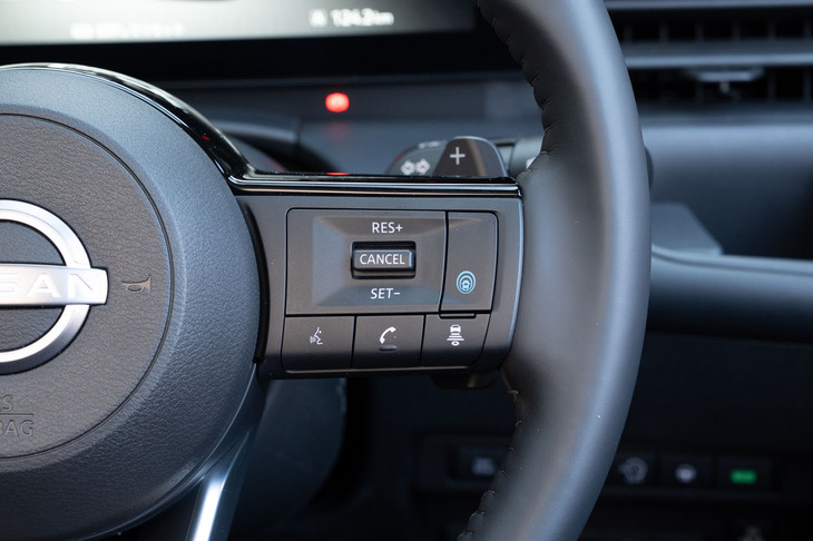 オプションで用意される運転支援システム「プロパイロット」は、「NissanConnectナビゲーションシステム」との連携機能付き。カーブやジャンクションといった地図情報をもとに、スムーズに曲がれるよう⾞速をコントロールする。