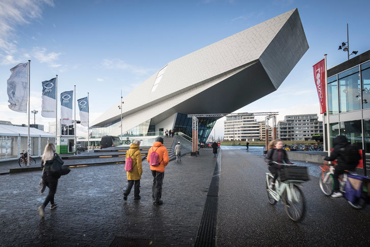 発表会前に行われた、報道陣向けの“座学”の会場となったアイフィルムミュージアム。世界有数の映像に関する博物館で、ポルシェミュージアムなども手がけた建築事務所DELUGAN MEISSL ASSOCIATED ARCHITECTSの作。