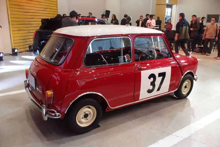 1964年のモンテカルロラリー仕様にカスタマイズされた「モーリスMiniクーパー」。