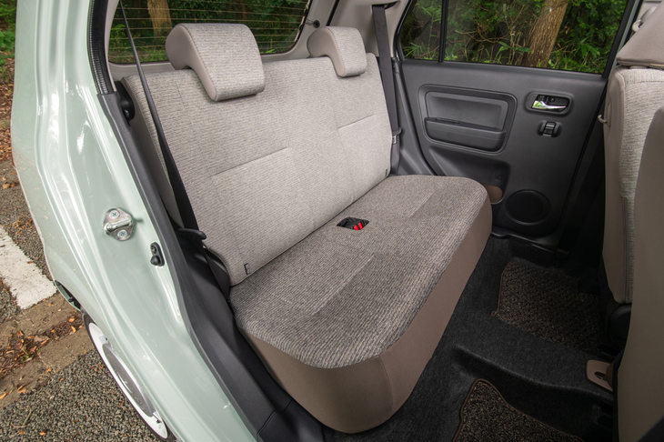 リアシートは一体可倒式。ヘッドレストが標準装備される。