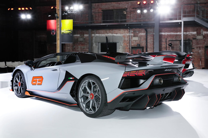 アヴェンタドールSVJ 63ロードスター（リアビュー）