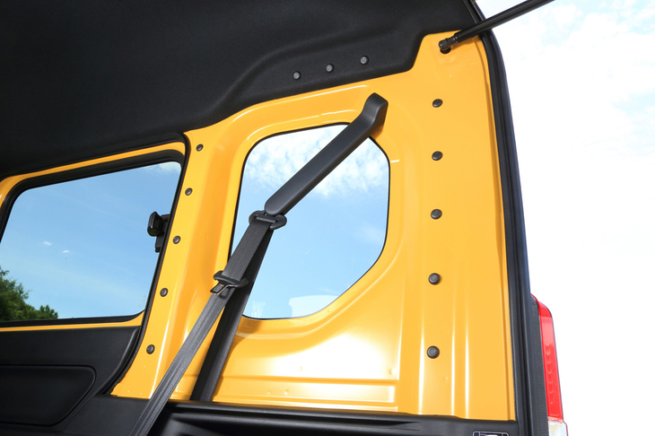 荷室の左右壁面とテールゲート内側に合計28個のユーティリティーナットを装備。キャップを外すとM6サイズのネジ穴として使用でき、パイプや棚、金具などを取り付けることで、空間のアレンジが可能。