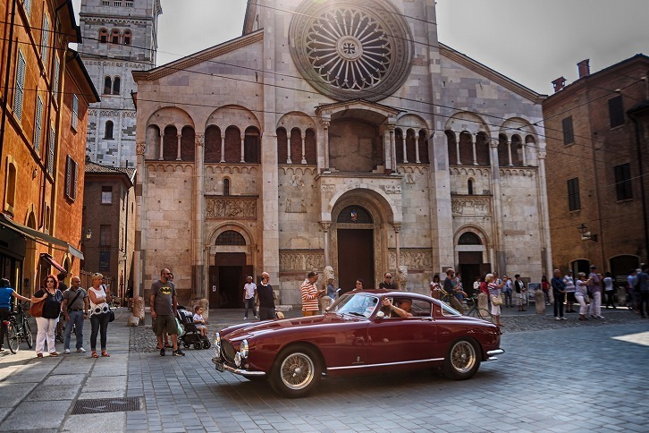 マラネッロの市街地で行われたフェラーリパレードの様子。