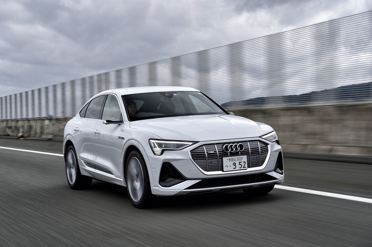 通常は主にリアモーターが駆動し、エネルギー消費を抑えながら走行。滑りやすい路面や急加速、コーナリング時など4WD 走行が望ましいとシステムが検知した場合には、フロントモーターも駆動して4WDとなる。0-100km/h加速は5.7秒と俊足。