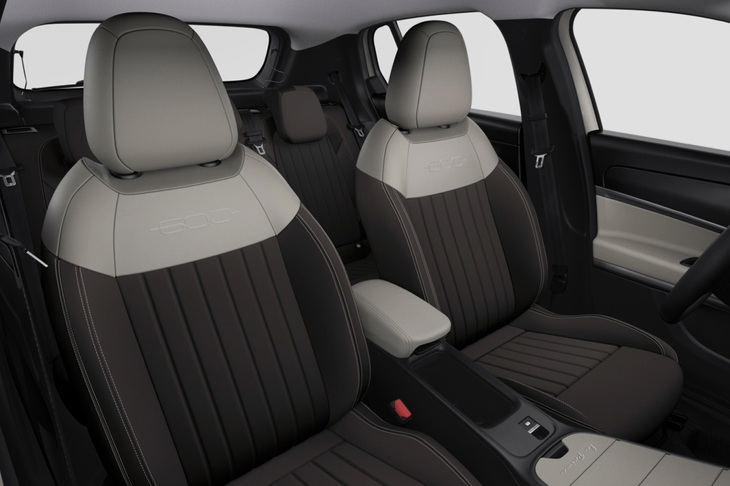 新色のグラファイト（灰色）とアイボリーのコンビカラーを使用したエコレザー表皮フロントシートが目を引く。