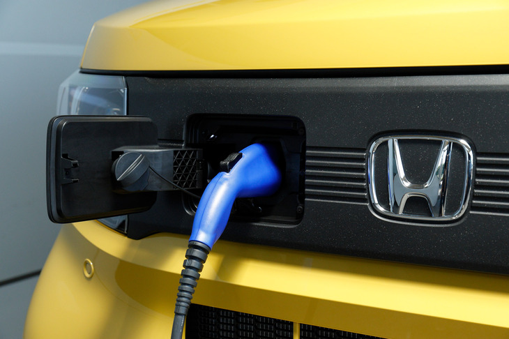 充電口は普通充電用、急速充電用ともにフロントに配置。ヤマト運輸の意見も参考に、「スライドドアが開いた状態でも充電ができる」「充電中にケーブルが従業員の足に引っかからない」等々の要件から、この場所に落ち着くこととなった。