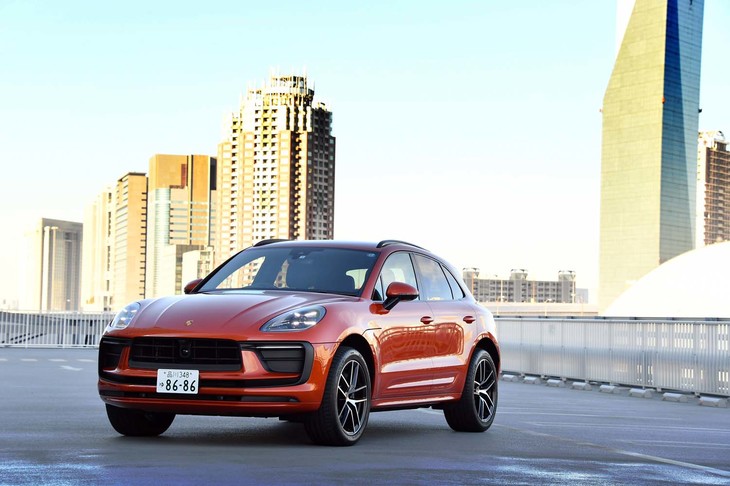 2013年11月に世界初公開されたポルシェのコンパクトSUV「マカン」。エンジンの出力を高めるなど改良が施された最新型は、国内では2021年7月にデビューした。