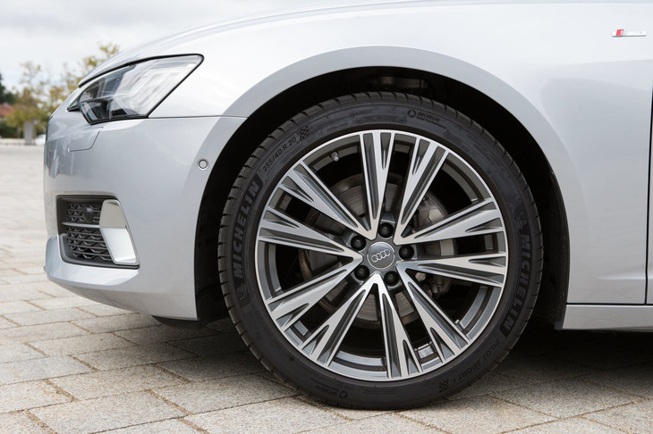 「40 TDI」のタイヤサイズは225/55R18が標準。テスト車には幅、内径ともにふた回りほど大きな、255/40R20サイズの「ミシュラン・パイロットスポーツ4」が装着されていた。