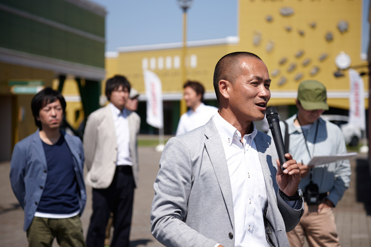 「リーフ」での走り方をレクチャーする日産自動車 車両実験部の河本晃一さん。河本さんは、全日本ジムカーナに参戦する現役のドライバーでもある。