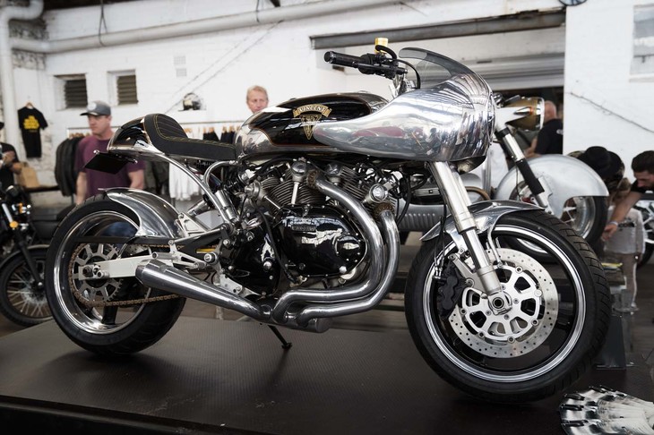 ベースマシンは1955年式の「ヴィンセント1300ブラックシャドウ」。同じくMOTOR RETROのヴォーンが製作したマシンだ。最新モデルの前後足まわりに、ヴォーンが製作した外装類をセット。さらには自身でセットアップしたフューエルインジェクションシステムも搭載している。