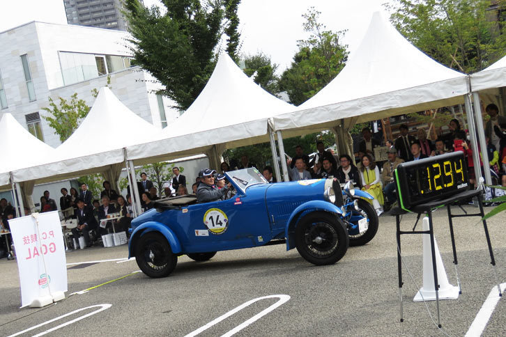 代官山T-SITEの駐車場では、PC競技（決められた区間を決められた秒数で走る計測競技）も行われた。写真はゴールを通過する1929年式「ブガッティT40」。記録は規定タイムの13秒のわずか0.06秒差という12.94秒。惜しい！