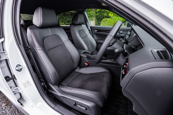「シビックRS」のシートは、プライムスムース×ウルトラスエードのコンビ表皮に赤いステッチが入った専用アイテム。運転席には8way、助手席には4ayの電動調整機構が標準で備わり、左右いずれにもヒーターが内蔵されている。