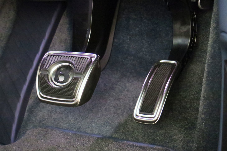 ベントレー・ベンテイガ ハイブリッド（アクセル／ブレーキペダル）